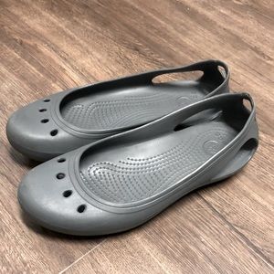 💕CROC GREY FLATS, LIKE NEW, CLEAN, SZ. 7💕